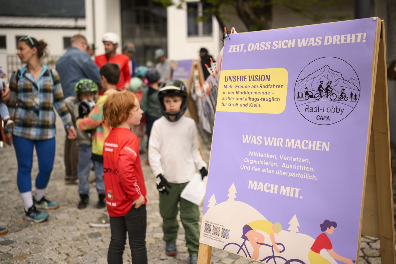 Menschen mit ihren Rädern und Kindern bei einer Radl-Lobby-Aktion in Garmisch-Partenkirchen